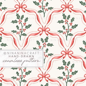 Op de afbeelding: Een naadloos patroon met rode strikken en linten, groene hulstbladeren en rode bessen op een crèmekleurige achtergrond. Het ontwerp bevat de tekst "NINANINACRAFT HAND-DRAWN seamless pattern".
