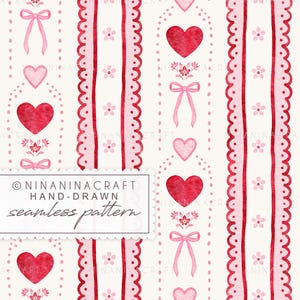 Pode incluir: Um padrão sem costura com corações, laços e flores em aquarela em tons de vermelho e rosa sobre um fundo creme. Listras verticais com bordas onduladas e linhas pontilhadas aprimoram o design. O texto "NINANINACRAFT HAND-DRAWN seamless pattern" é visível.