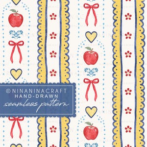 Puede incluir: Un patrón sin costuras con franjas verticales de bordes festoneados amarillos y líneas azules, alternando con columnas de manzanas rojas, flores azules, lazos rojos y corazones amarillos sobre fondo blanco con el texto NINANINACRAFT.