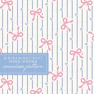 Może przedstawiać: Bezszwowy wzór z różowymi kokardkami, jasnoniebieskimi sercami i pionowymi niebieskimi paskami na kremowym tle. Tekst "NINANINACRAFT HAND-DRAWN seamless pattern" jest widoczny w niebieskim prostokącie.