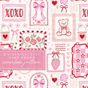 Può includere: Un motivo ripetuto senza cuciture con elementi rosa e rossi. Il design include immagini incorniciate di un orsacchiotto, rose e una fragola, insieme a cuori, fiocchi e il testo "XOXO". È visibile anche il testo "NINANINACRAFT HAND-DRAWN seamless pattern".