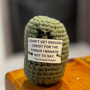 Batata Rabugenta - Amigurumi com atitude - crochê engraçado - ótimo para introvertidos ou rabugentos - presente perfeito - decoração de mesa - mascote do humor