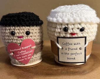 Patrón PDF de amigurumi de café con imprimibles. Humor sobre café, risas en la oficina, un regalo genial, rápido y económico.