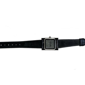 Peut inclure: Une montre-bracelet noire avec un cadran carr&eacute; et un bracelet en cuir noir. Le cadran de la montre est argent&eacute; avec un centre gris fonc&eacute;. Le bracelet a une boucle argent&eacute;e et est fix&eacute; au cadran par un cadre noir.