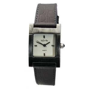 Peut inclure: Une montre-bracelet rectangulaire avec un bo&icirc;tier argent&eacute; et un bracelet en cuir noir. Le cadran de la montre est carr&eacute;, avec le mot "Infinity" en &eacute;criture cursive. La montre est &agrave; quartz.