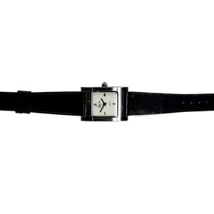 Peut inclure: Une montre-bracelet argent&eacute;e avec un cadran carr&eacute; et un bracelet en cuir noir. La montre a un cadran blanc avec des aiguilles et des marqueurs noirs. Le bracelet mesure environ 23 cm de long.
