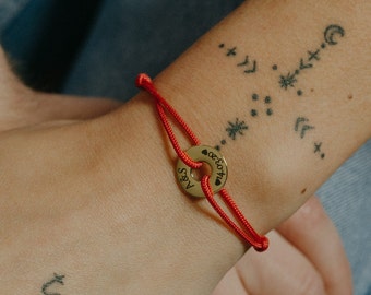 Pulseiras de cordão vermelho para casais, conjunto de 2 pulseiras gravadas, pulseiras de amor de proteção ajustável, presente de namorado, presente de dia dos namorados para ele