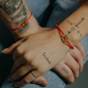Pulseras de hilo rojo de la suerte para PAREJA, Juego de 2 pulseras grabadas, Pulsera de protección ajustable, Pulsera de amor, Regalo de mejor amigo