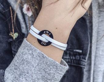 Pulseira de couro branco, ESCOLHA a cor do couro e a cor do token, pulseira feminina gravada, presente personalizado para ela, presente para namorada