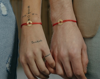 Pulseiras de cordão vermelho para casais, conjunto de 2 pulseiras gravadas, pulseiras de amor de proteção ajustável, presente de namorado, presente de dia dos namorados para ele
