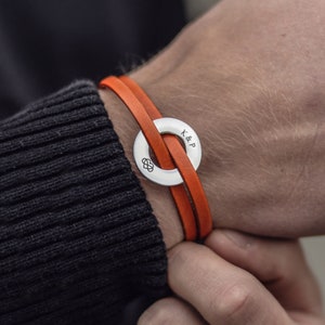 Leren oranje armband met custom gravure. Boho-armband, cadeau voor vriend, uniseks, gegraveerd leren polsbandje, gepersonaliseerde armband