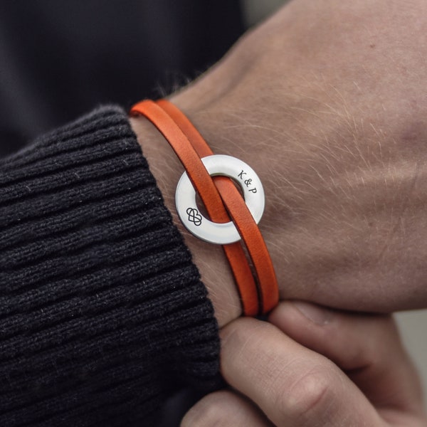 Bracelet orange en cuir avec gravure personnalisée. Bracelet bohème, cadeau pour un ami, unisexe, bracelet en cuir gravé, bracelet personnalisé