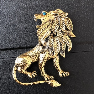 Lion brooch pin, Costume Jewelry for Men or Women, Animal jewellery, Friend gift
