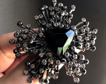 Spilla con strass di cristallo nero: gioiello di tendenza in stile vintage.
