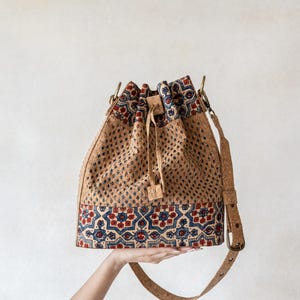 Handgefertigte Luxus-Eimertasche aus Kork - Vegan, nachhaltig, umweltfreundlich, handgeschnitzte Geldbörse, ethische Mode, verstellbarer Riemen, ohne Grausamkeit