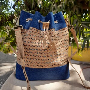 Luxus handgefertigte Kork Bucket Handtasche - Vegan, umweltfreundlich, nachhaltig, handgeschnitzte Geldbörse mit verstellbarem Riemen und Kordelzugverschluss