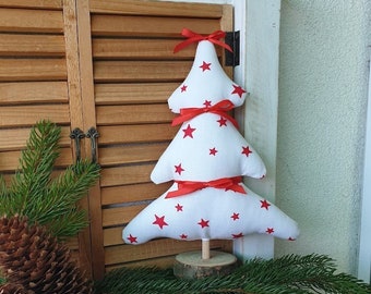 Weißer Weihnachtsbaum aus Stoff auf einem Holzsockel, sitzender Weihnachtsdekor, Tischdekoration, Weihnachtsschmuck