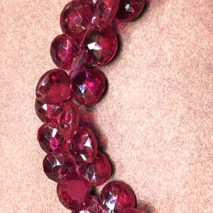 Perline sfaccettate in corindone color rubino, 22 pezzi. Forma a cuore, larghezza 9-10 mm, filo di splendida pietra preziosa in corindone rosso, taglio a macchina, 3&quot;.