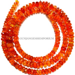 Op de afbeelding: Een streng oranje edelsteen kralen. De kralen zijn gefacetteerd en hebben een licht onregelmatige vorm. De kralen zijn geregen op een dunne draad en zijn klaar om te worden gebruikt voor het maken van sieraden.