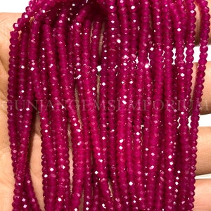 Può includere: Fili di perline magenta scuro sfaccettate. Le piccole perline uniformi sono infilate insieme. Hanno una qualità scintillante e riflettente, catturando la luce. Ideale per la creazione di gioielli. Ogni perla misura circa 0,3 cm di diametro.