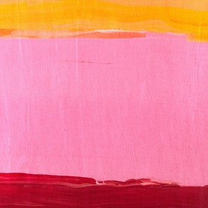 Puede incluir: Pintura abstracta con tres franjas horizontales de color. La franja superior es amarilla, la franja del medio es rosa y la franja inferior es roja.