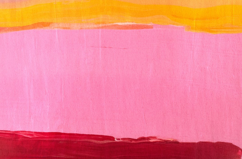 Puede incluir: Pintura abstracta con tres franjas horizontales de color. La franja superior es amarilla, la franja del medio es rosa y la franja inferior es roja.
