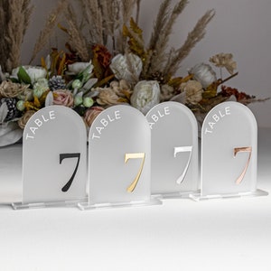 Gefrostete Acryl bogen Tischnummern - Gefrostete Acryl Schild - Hochzeit Tischdeko - Hochzeit Beschilderung - Bogen Tischnummern , Frosted Zahlen