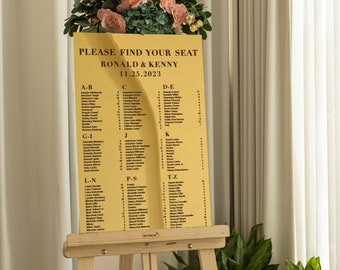 Könnte beinhalten: Ein gelber Sitzplan mit dem Text "PLEASE FIND YOUR SEAT RONALD & KENNY 11.25.2023" oben. Der Plan listet die Namen in alphabetischer Reihenfolge mit Tischnummern auf.