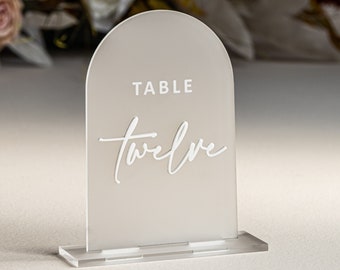 Números de mesa de arco de acrílico esmerilado - Signo de acrílico esmerilado - Decoración de mesa de boda - Señalización de boda - Números de mesa de arco, Números esmerilados