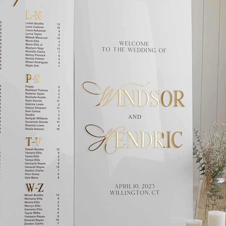 K&ouml;nnte beinhalten: Ein wei&szlig;es Hochzeitsschild mit goldenen Buchstaben. Das Schild lautet "Willkommen zur Hochzeit von Windsor und Kendric, 10. April 2025, Willington, CT".