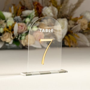 Heldere en spiegelende gouden acrylborden - Gouden tafelborden bruiloft - tafeldecor bruiloft, gouden tafelnummers, getoogde acryl tafelnummers