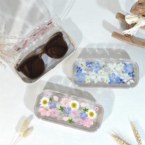 Pressat glasögonfodral med äkta blommor och rengöringsduk, reseask med anpassat namn för solglasögon, Ray Ban-hållare för smarta glasögon, present till skolstarten bild 1