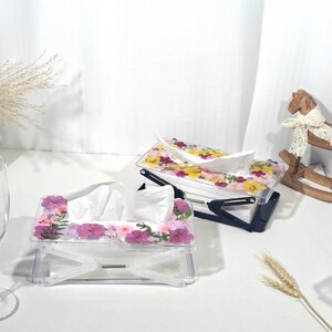 Może przedstawiać: Rustykalny drewniany szyld z napisem "Welcome to our home" w stylu ręcznym. Szyld ma postarzaną powierzchnię i prosty, zachęcający design, idealny na ganek lub do przedpokoju.