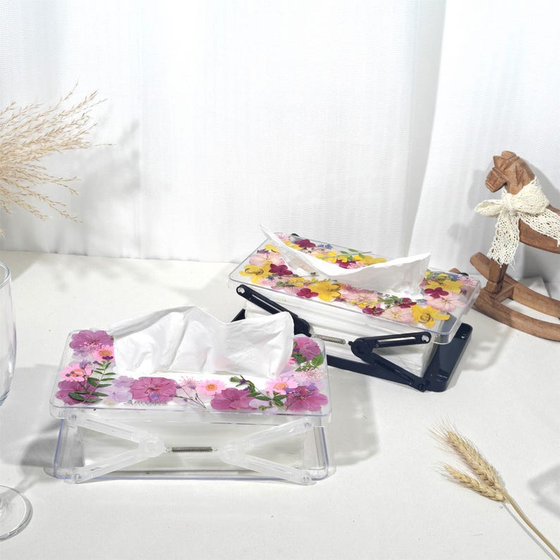 Może przedstawiać: Rustykalny drewniany szyld z napisem "Welcome to our home" w stylu ręcznym. Szyld ma postarzaną powierzchnię i prosty, zachęcający design, idealny na ganek lub do przedpokoju.