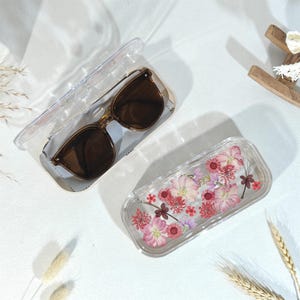 Pressat glasögonfodral med äkta blommor och rengöringsduk, reseask med anpassat namn för solglasögon, Ray Ban-hållare för smarta glasögon, present till skolstarten bild 9