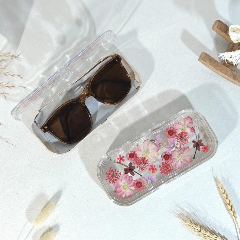 Pressat glasögonfodral med äkta blommor och rengöringsduk, reseask med anpassat namn för solglasögon, Ray Ban-hållare för smarta glasögon, present till skolstarten bild 9