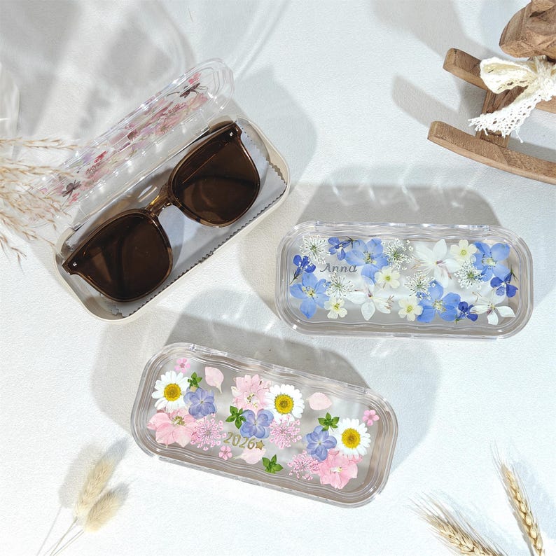 Pressat glasögonfodral med äkta blommor och rengöringsduk, reseask med anpassat namn för solglasögon, Ray Ban-hållare för smarta glasögon, present till skolstarten bild 1