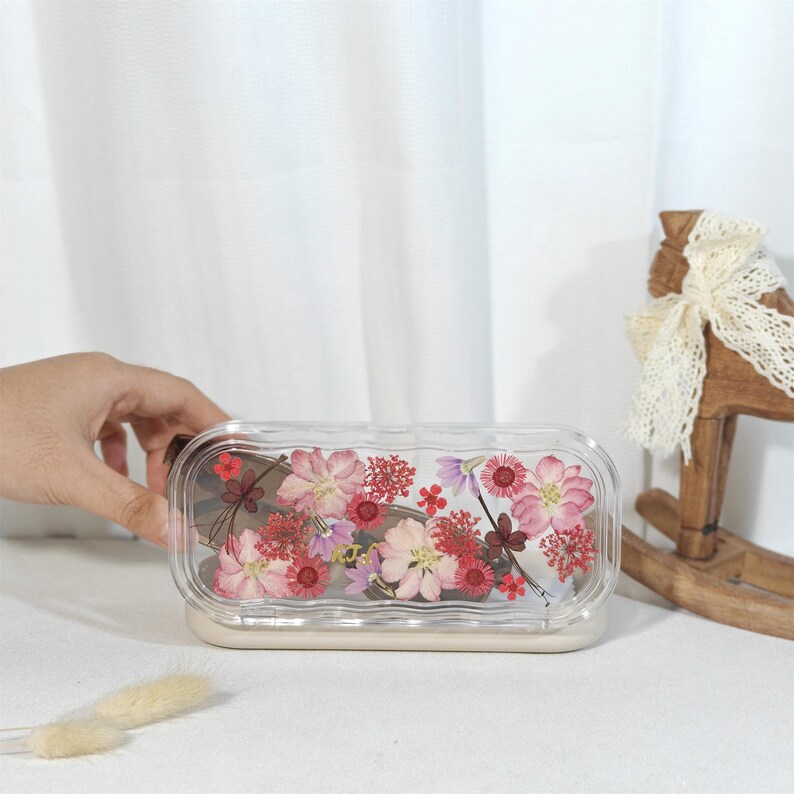 Pressat glasögonfodral med äkta blommor och rengöringsduk, reseask med anpassat namn för solglasögon, Ray Ban-hållare för smarta glasögon, present till skolstarten bild 2