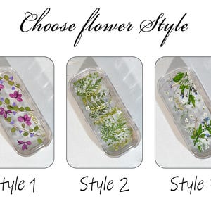 Peut inclure: Trois &eacute;tuis rectangulaires transparents avec des motifs floraux. Les &eacute;tuis sont &eacute;tiquet&eacute;s Style 1, Style 2 et Style 3. Le style 1 pr&eacute;sente des fleurs violettes et des feuilles vertes. Le style 2 a des feuilles vertes et des fleurs blanches. Le style 3 a des fleurs blanches et bleues.