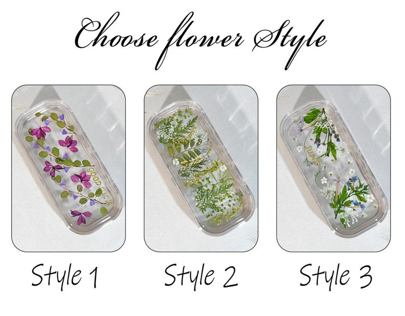 Peut inclure: Trois &eacute;tuis rectangulaires transparents avec des motifs floraux. Les &eacute;tuis sont &eacute;tiquet&eacute;s Style 1, Style 2 et Style 3. Le style 1 pr&eacute;sente des fleurs violettes et des feuilles vertes. Le style 2 a des feuilles vertes et des fleurs blanches. Le style 3 a des fleurs blanches et bleues.