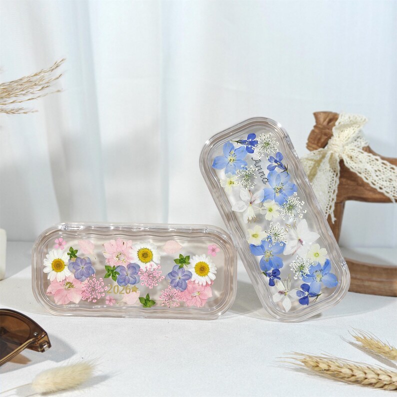 Pressat glasögonfodral med äkta blommor och rengöringsduk, reseask med anpassat namn för solglasögon, Ray Ban-hållare för smarta glasögon, present till skolstarten bild 8