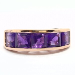 Könnte beinhalten: Ein Roségold-Bandring mit fünf quadratischen Amethyst-Edelsteinen.