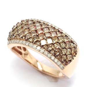 Puede incluir: Un anillo de banda de oro rosa con una banda ancha pavimentada con diamantes marrones y blancos. Los diamantes están engastados en forma cuadrada y crean un aspecto texturizado.