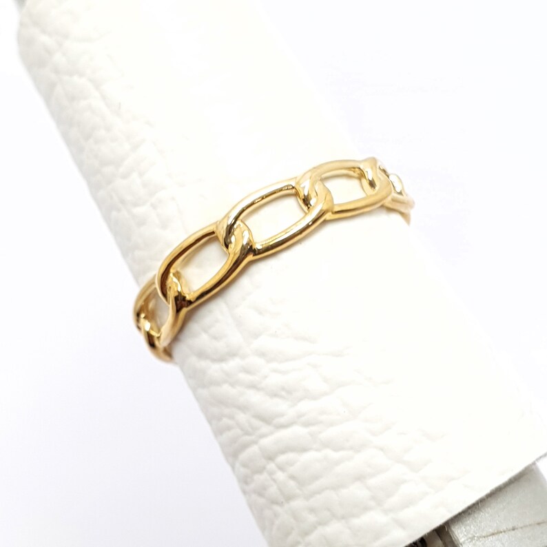 K&ouml;nnte beinhalten: Ein goldener Kettenring mit schlichtem Design. Der Ring besteht aus einer dicken Kette mit ovalen Gliedern.