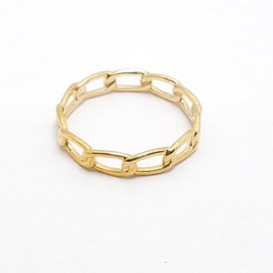 K&ouml;nnte beinhalten: Ein goldener Kettenring mit schlichtem Design. Der Ring besteht aus ineinandergreifenden ovalen Formen.