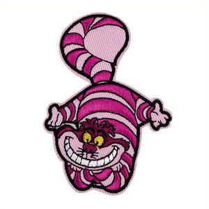 Könnte beinhalten: Gestickter Aufnäher mit der Grinsekatze aus Alice im Wunderland. Der Aufnäher hat einen rosa-weiß gestreiften Körper, ein breites Grinsen und gelbe Augen. Der Aufnäher ist schwarz umrandet.