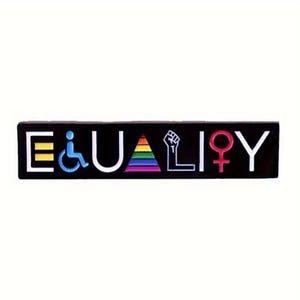 Op de afbeelding: Zwarte rechthoekige pin met het woord "EQUALITY" in witte letters. De letter "E" is geel, het "&" symbool is blauw, de "U" is wit, de "A" is een regenboogdriehoek, de "L" is een vuist, de "I" is een roze vrouwelijk symbool en de "Y" is wit.