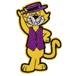 Può includere: Toppa ricamata con Top Cat, un gatto dei cartoni animati giallo, con gilet e cappello viola. La toppa ha un contorno nero e un'espressione sorridente. Il gatto si toglie il cappello con un gesto amichevole.
