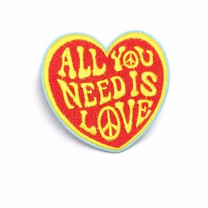Alles was du brauchst ist Liebe Herz Aufnäher