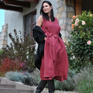 Robe ample rouge foncé en pur lin, robe de plage d&#39;été, robe de détente confortable, robe bordeaux avec poches, robe longue avec ceinture, réf. 92